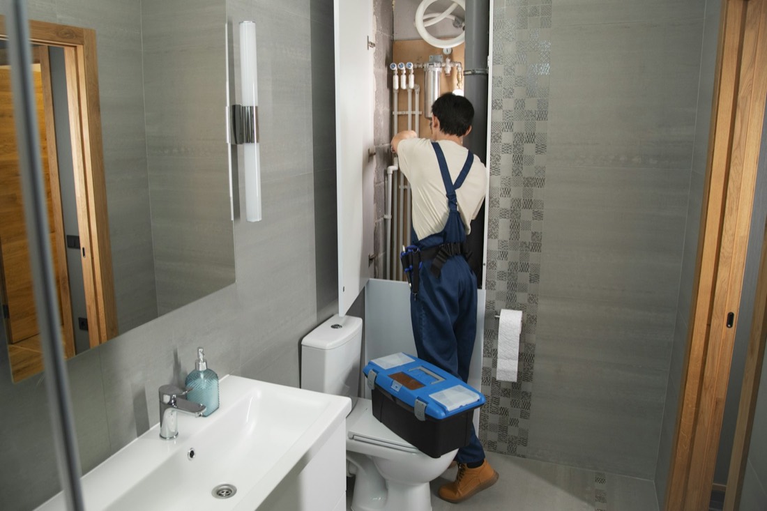 Artisan dans une salle de bain en travaux